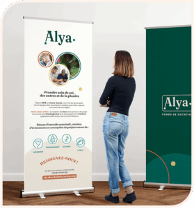 Image d'une femme regardant un kakemono réalisé par Inès