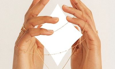 Image d'une main avec un élément du logo au milieu